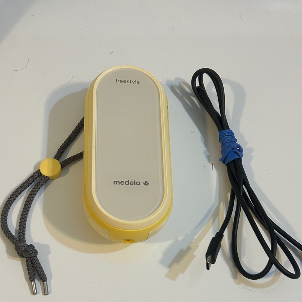 Medela Freestyle Flex Hands Free Electric Breast Pump w/ Charger cord